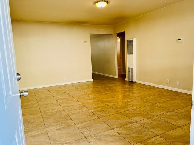Foto del edificio - 1098 W Hamilton Ave