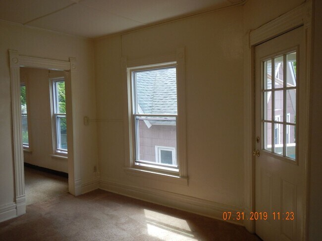 Building Photo - 713 S Beech St