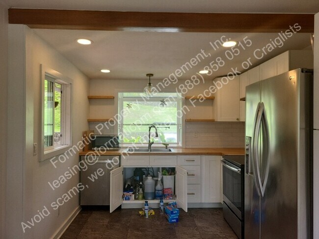 Building Photo - Charming 3-Bedroom Pet-Friendly Home with ...