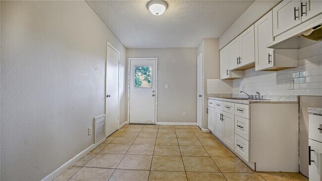 Foto del edificio - 6750 NE 7th St