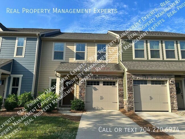 Building Photo - Charming 3BR/2.5BA Townhouse in community ...