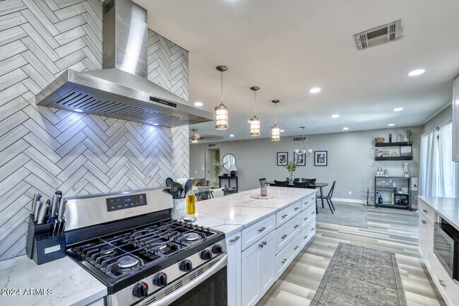 Foto del edificio - 3305 S Holbrook Ln