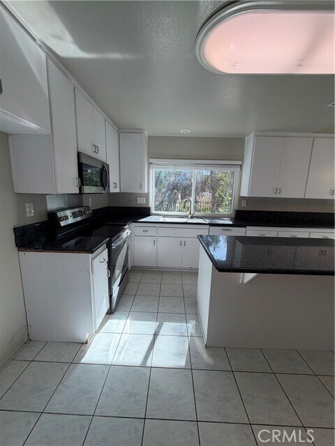 Foto del edificio - 2866 Treeview Pl