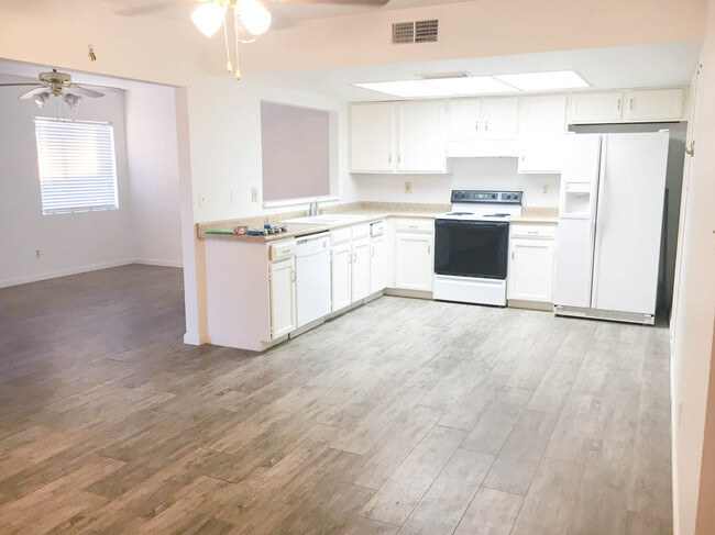 Pristine kitchen offers tons of counterspace! - 2213 W Los Arboles Pl