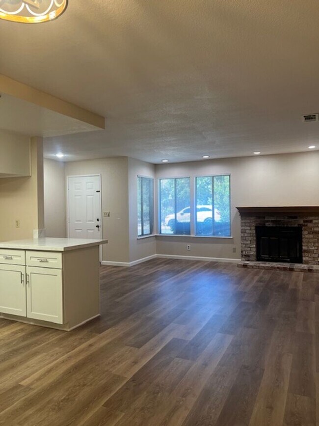 Foto del edificio - BEAUTIFULLY REMODELED 3 BEDROOM IN LOOMIS!!
