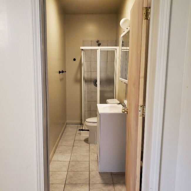 Building Photo - 1 BDRM APARTMENT FOR RENT.