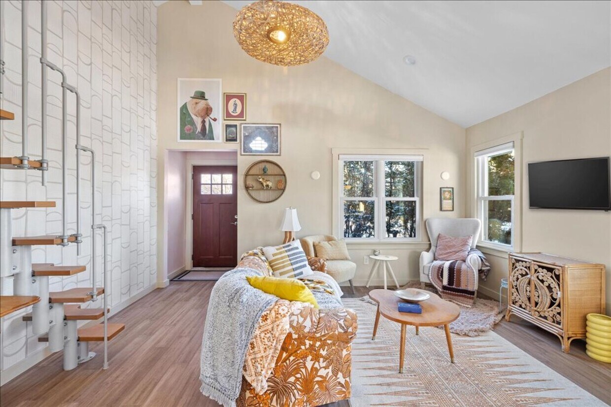 Foto principal - Stunning 4BR/2BA Home in Prime West End Location | Fully Remodeled with Custom Touches