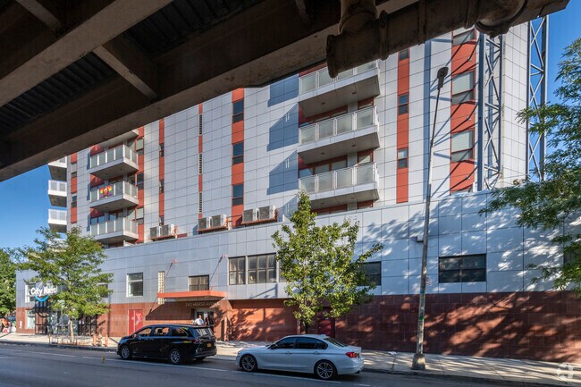 Foto del edificio - 240 Meeker Ave