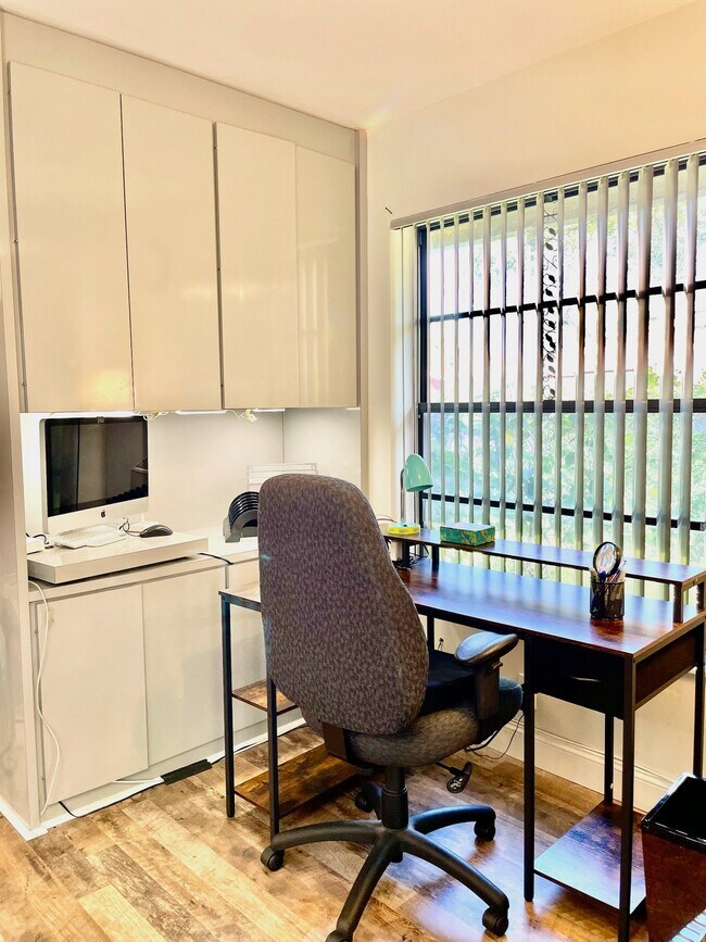 Foto del edificio - 1800 Embassy Dr