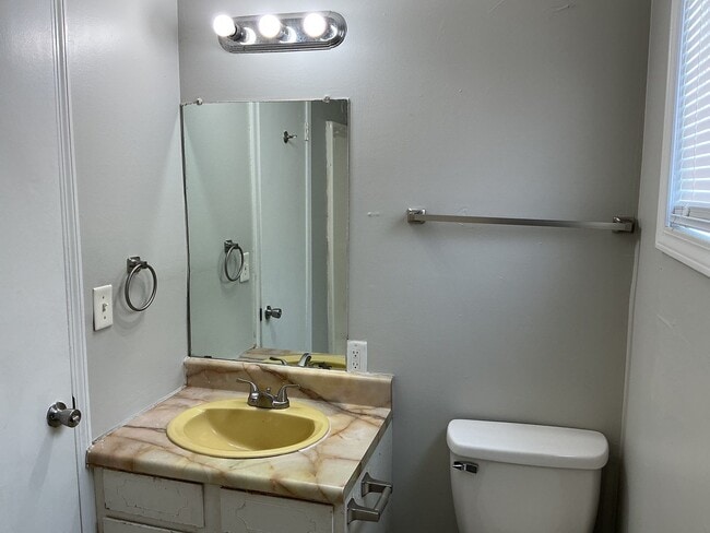 Building Photo - 20 Davidfield Cv