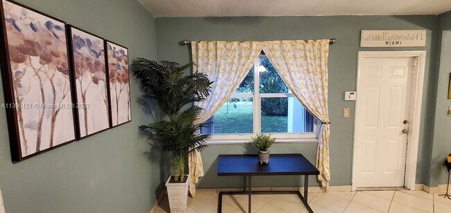 Foto del edificio - 1679 NE 175th St