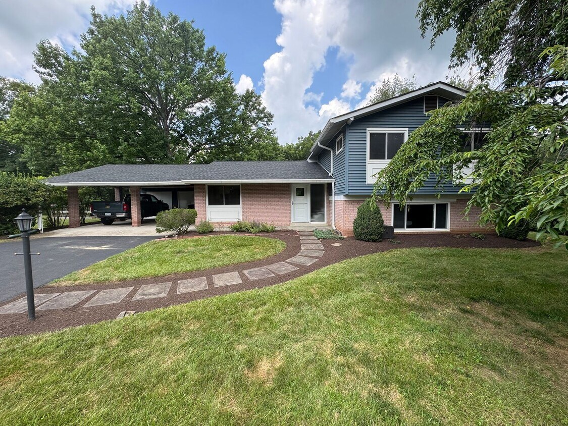 Foto principal - Gorgeous 4 Bed 2 Bath Home On Large Privat...