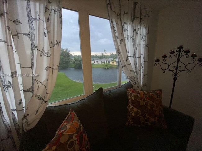 Foto del edificio - 8135 Sunrise Lakes Blvd