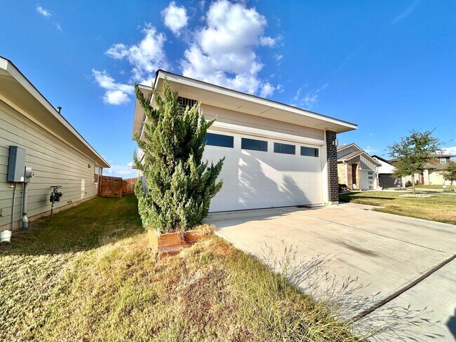 Foto del edificio - Spacious 4/BR 3/BA Home with Modern Upgrades