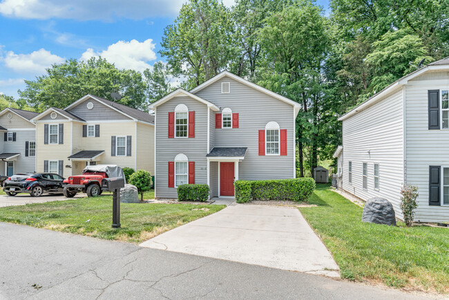 Foto del edificio - 8818 Sharonbrook Dr