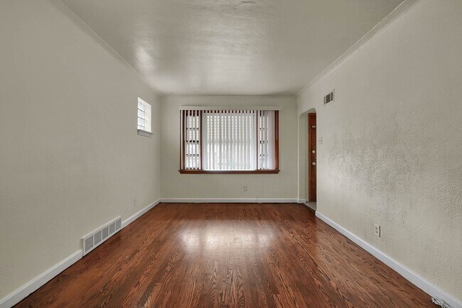 Foto del edificio - Quaint 2 bedroom home in University City.