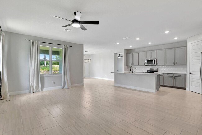 Building Photo - 8606 Dahlia Cir