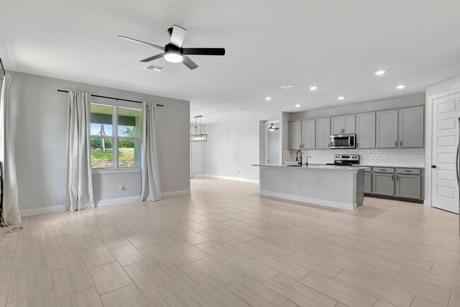 Foto del edificio - 8606 Dahlia Cir