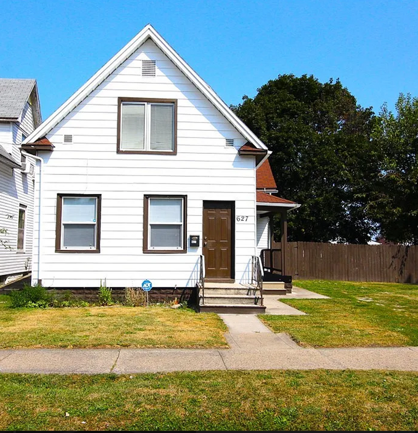 Primary Photo - Spacious 4 Bedroom 1.5 Bath House Located ...