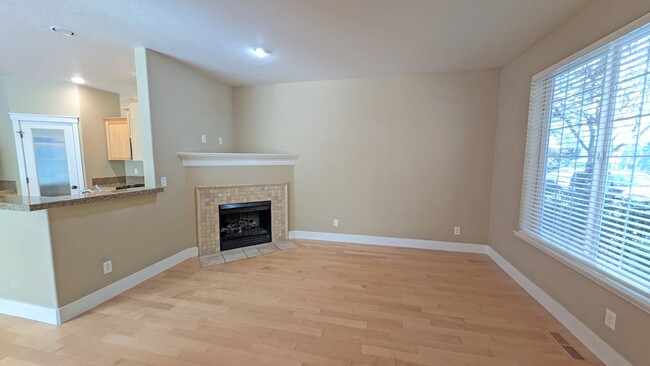 Building Photo - 2 bedroom 2.5 bath townhouse