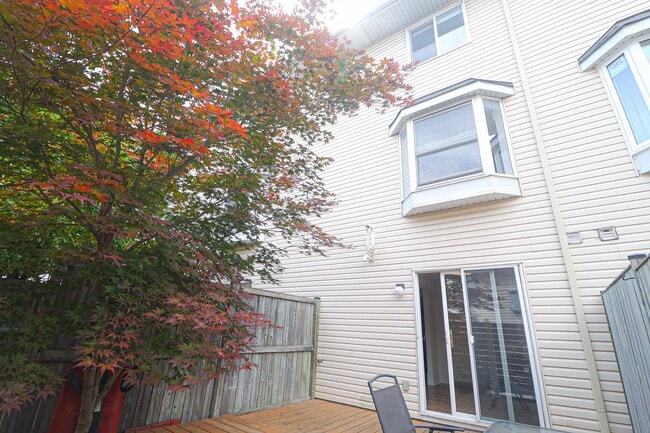 Building Photo - 25 Bayswater Ave