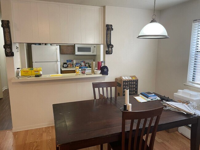 Building Photo - AVAILABLE FOR AUGUST MOVE IN!!!  Spacious 2 bedroom 2 Bathroom with a Yard!