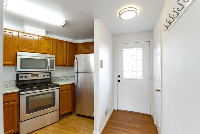 Foto del edificio - 5837 Norham Dr