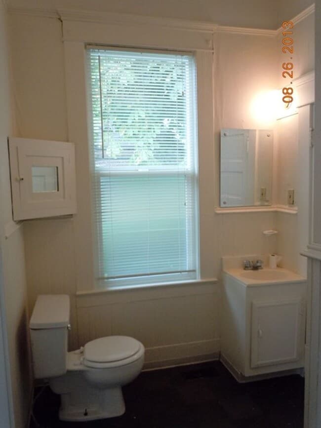 Building Photo - 2 Bedroom, 1 Bathroom Cottage in the heart...