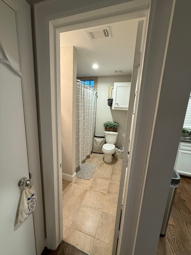 2 level full bathroom - 8705 Bryam