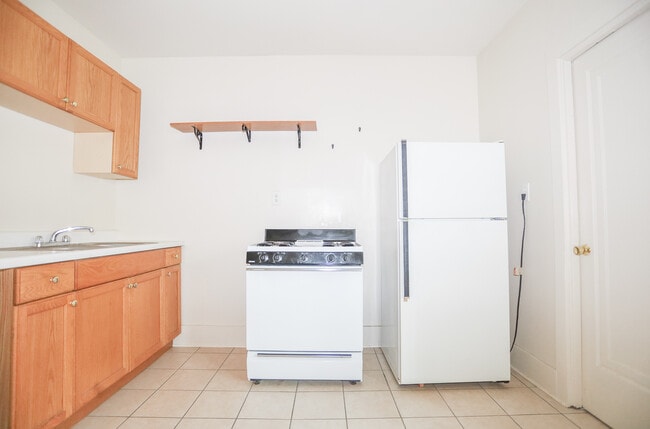 Building Photo - 1100 W Roscoe St