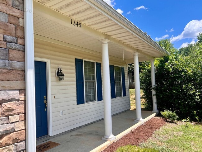 Building Photo - 1345 Amber Ridge Road - Detached Home with...