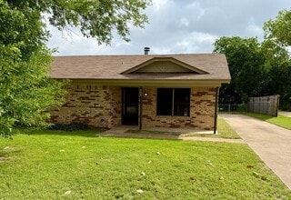 Building Photo - 608 Karen Dr