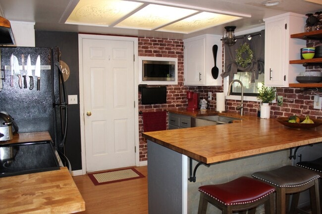 Building Photo - 1322 Bluebird Ln