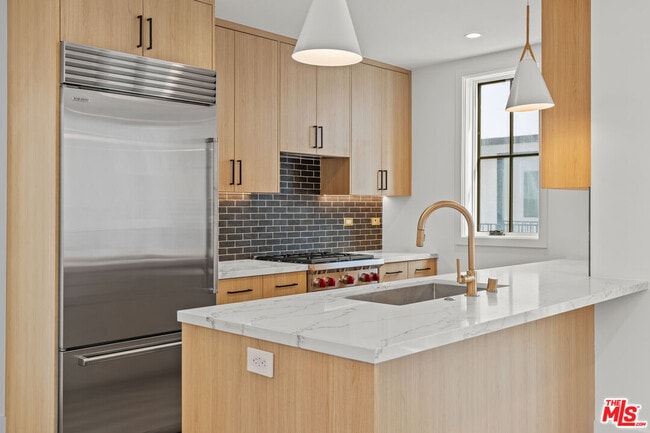 Foto del edificio - 14535 Killion St