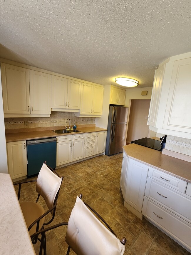 Building Photo - 73 Queensline Dr