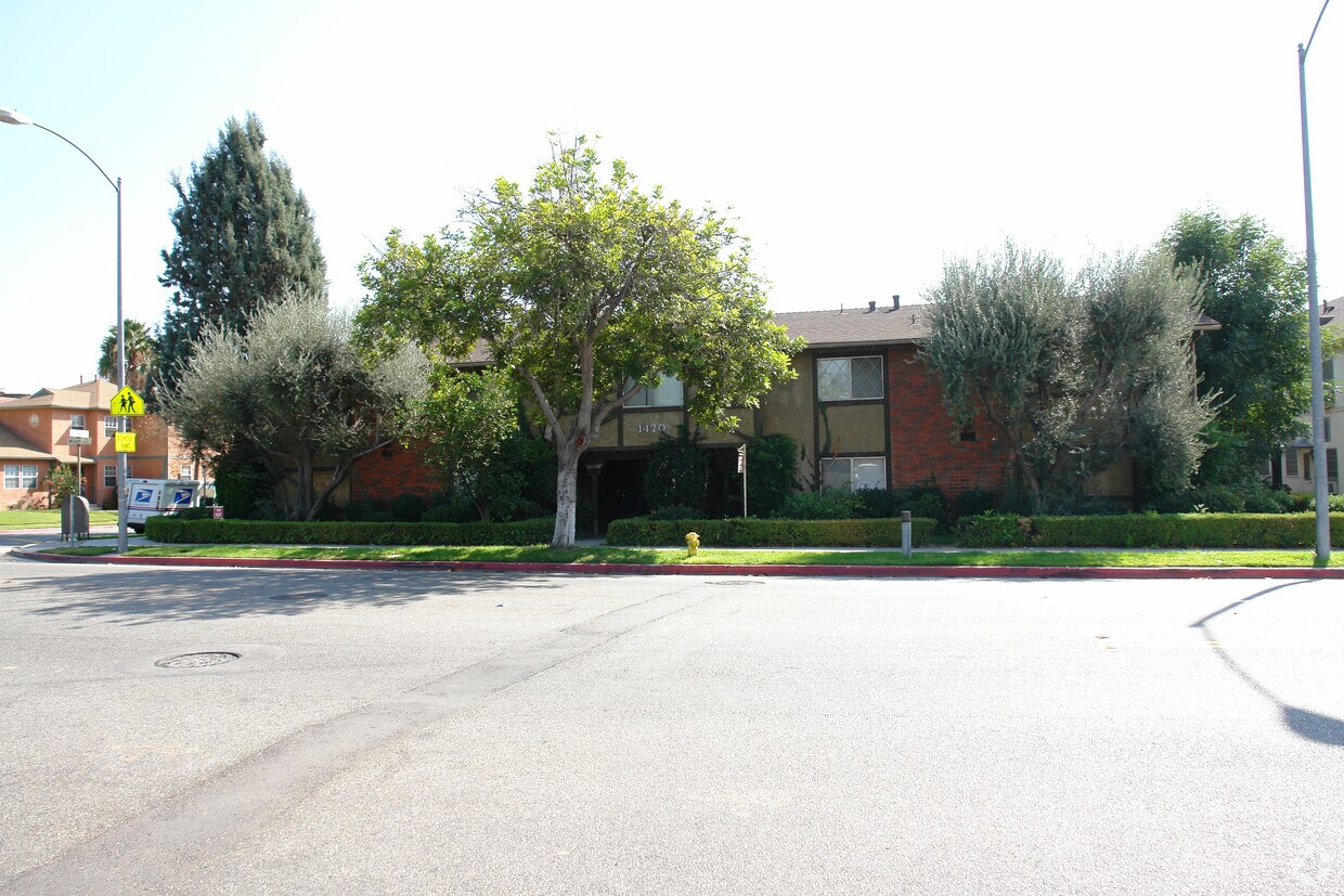 Spacious Apartment - 1470 E Wilson Ave