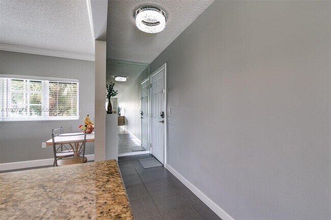 Foto del edificio - 4020 Crystal Lake Dr