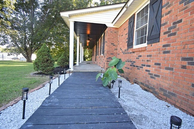 Building Photo - 2119 Tipton Rd