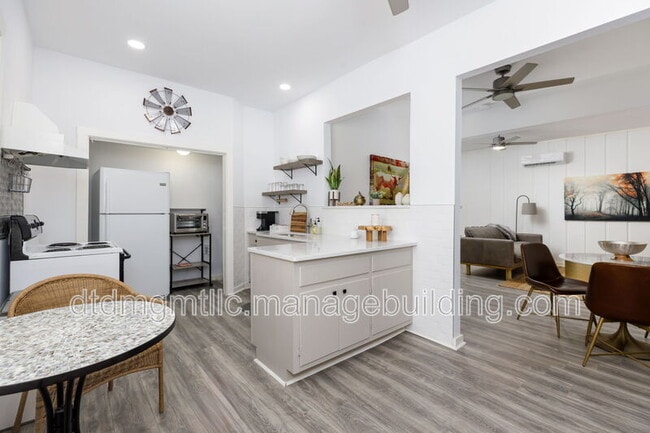 Foto del edificio - 110 E Craig Pl