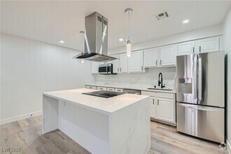 Building Photo - 4330 Sandy River Dr