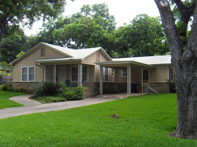 Foto del edificio - 5409 Woodview Ave