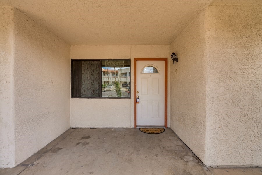 Building Photo - BEAUTIFULLY UPDATED FIRST FLOOR CONDO