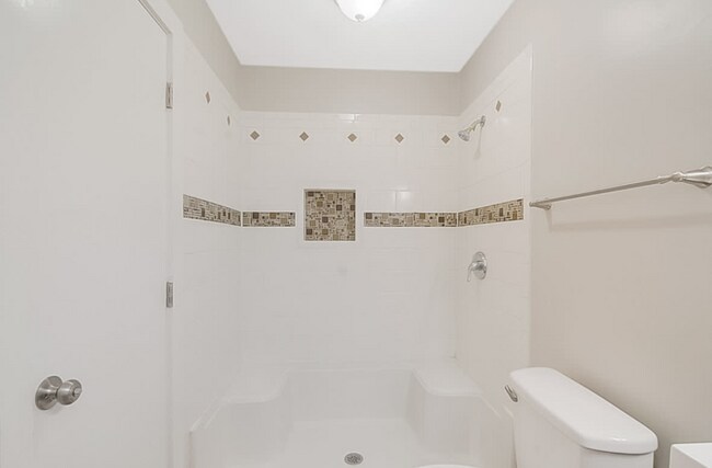 Foto del edificio - 911 Buckingham Rd