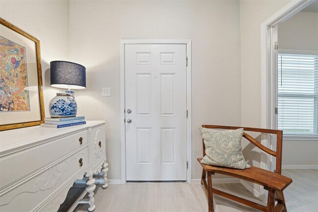 Foto del edificio - 641 Running Creek Dr