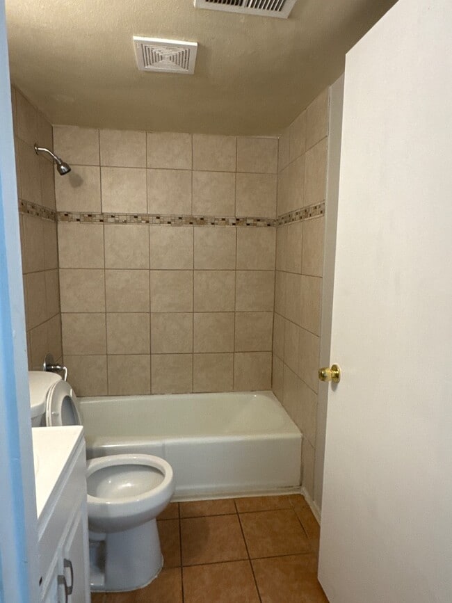 Building Photo - 928 San Pedro Dr SE