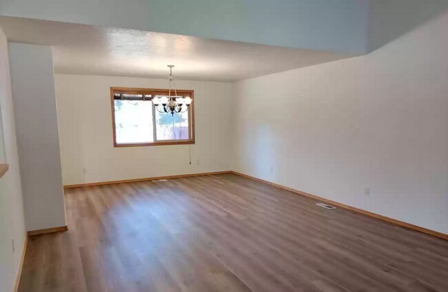Foto del edificio - Spacious, updated home with A/C in SW Bend!