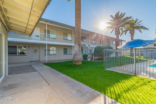 Foto del edificio - 6841 E 2nd St