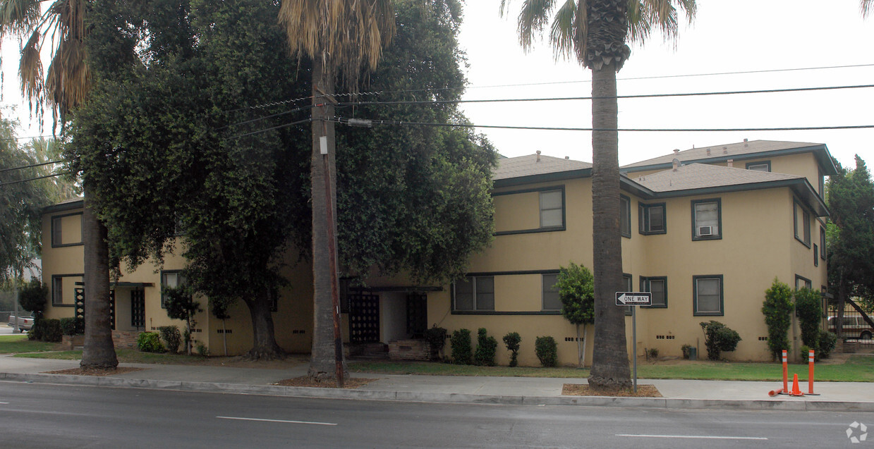 Building Photo - The Riverside Town House