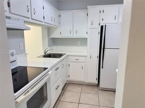 Building Photo - 7535 N Kendall Dr