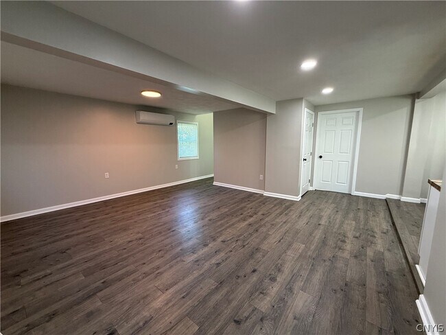 Foto del edificio - 8261 Oswego Rd